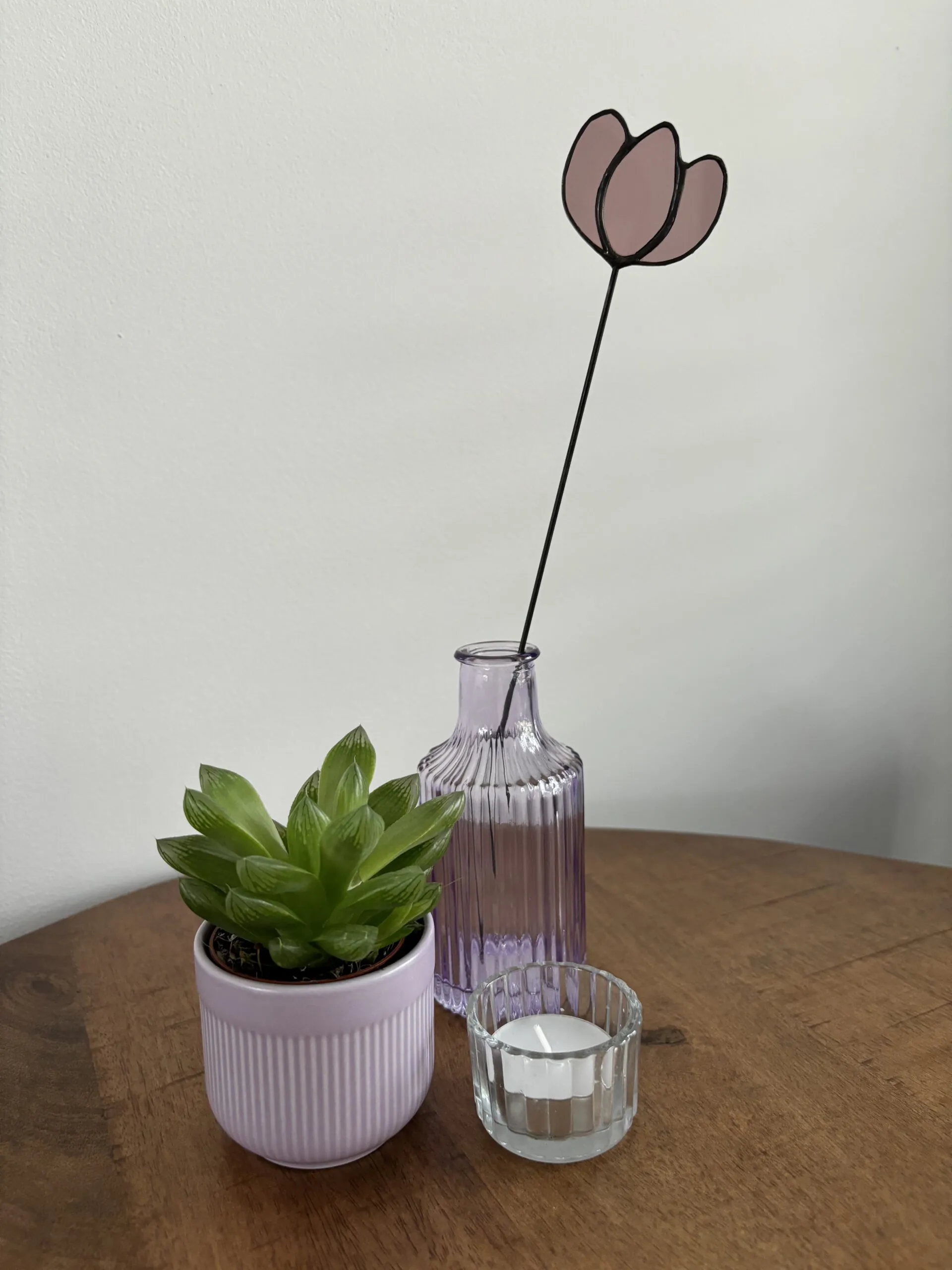 Tiffany glaskunst: paarse tulp op een steel in een vaasje.