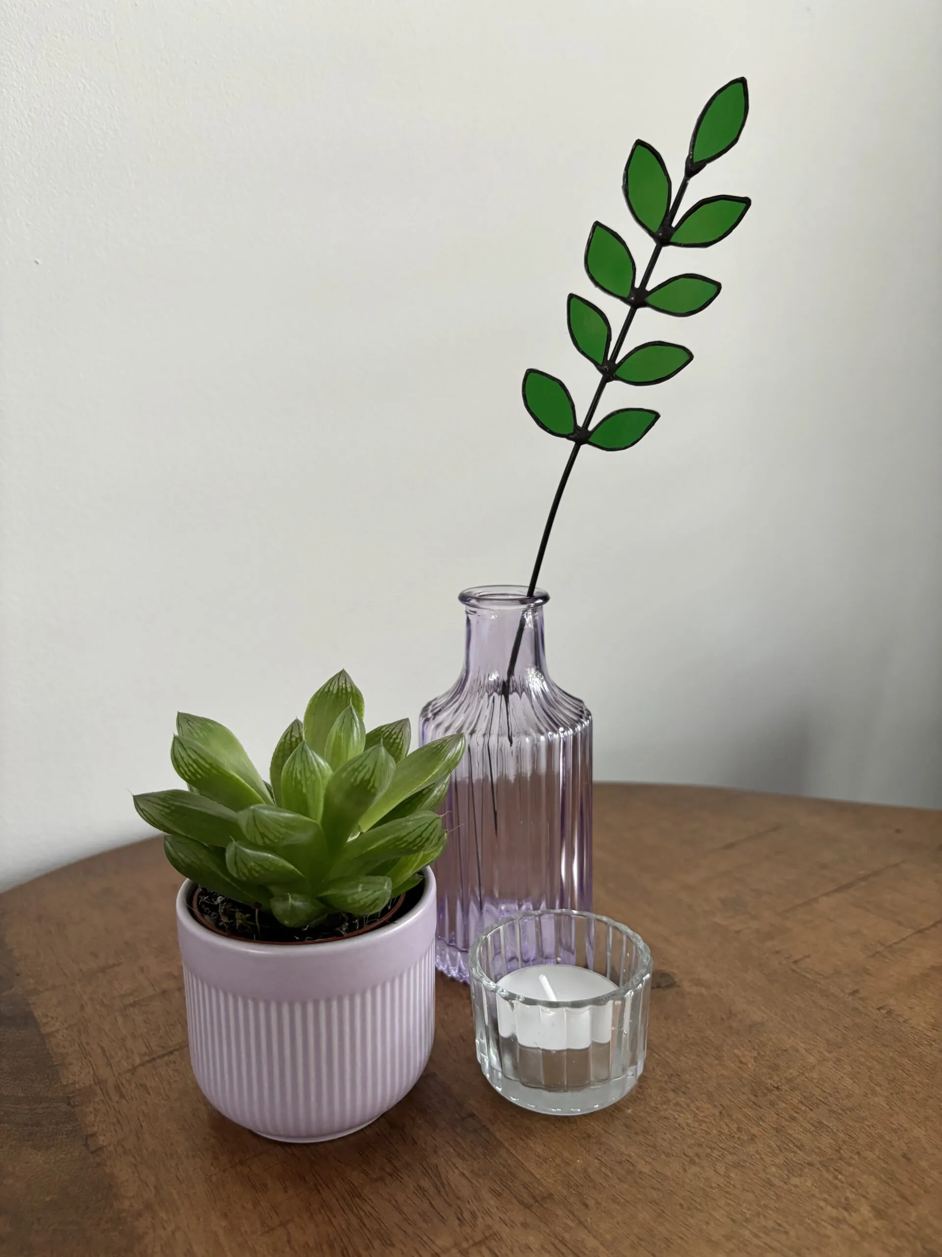 Tiffany glaskunst: 9-blad tak in een vaasje, bevestigd op een steel.