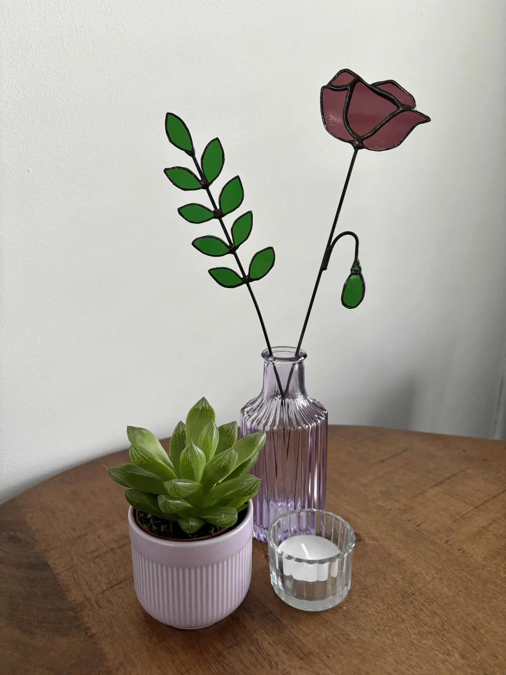 Tiffany glaskunst: 9-blad tak in een vaasje met een klaproos, beide bevestigd op steel.