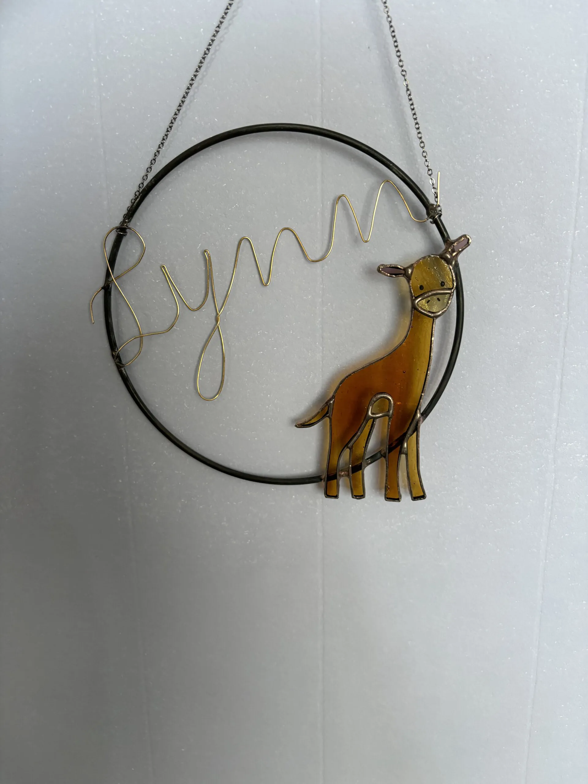 Tiffany glaskunst: ring met de naam Lynn en een girafje.