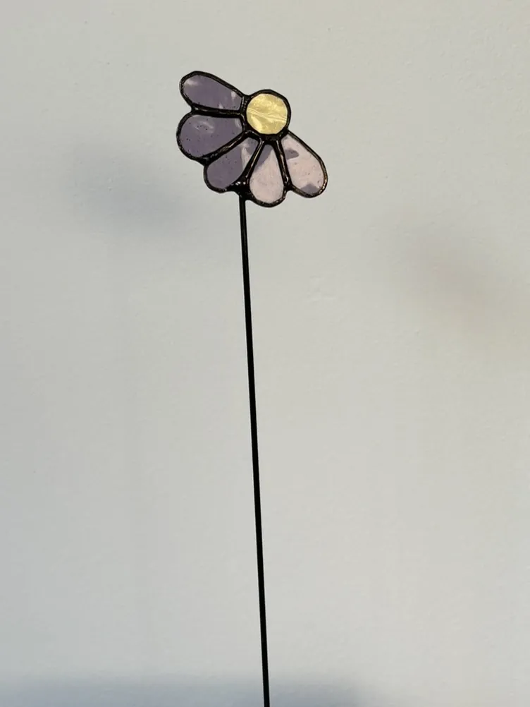 Tiffany glaskunst: halve bloem met 5 blaadjes op een steel.