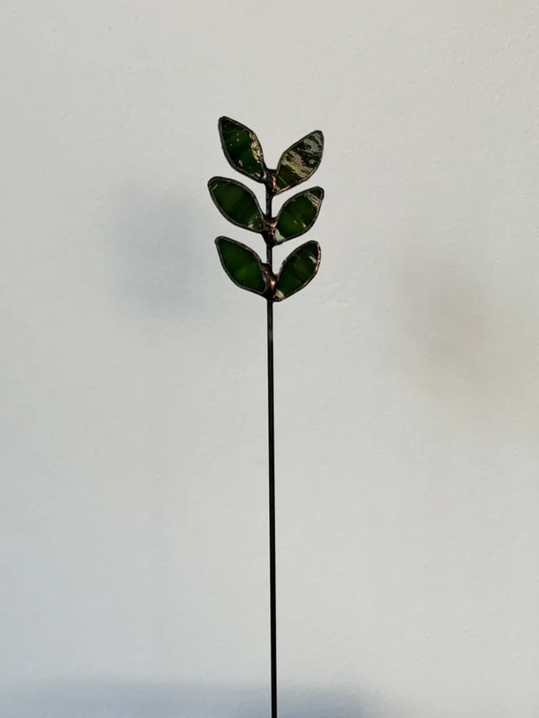 Tiffany glaskunst: takje met 6 blaadjes op een steel.
