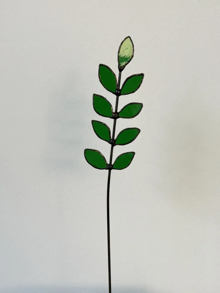 Tiffany glaskunst: tak met 9 blaadjes op een steel.