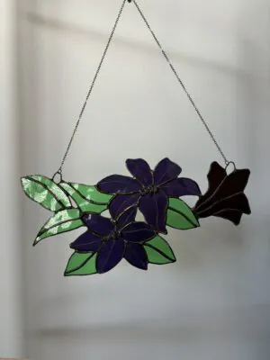 Glas in lood hanger: een hanger met paarse orchideeën en groene blaadjes.