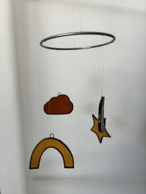 Glas in lood hanger: een box mobiel met een ster, maan, regenboog en wolk.