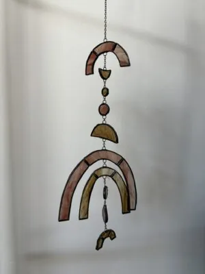 Glas in lood hanger: een hanger met daaraan regenbogen.