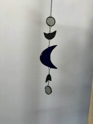 Glas in lood hanger: een hanger met daaraan een maan.