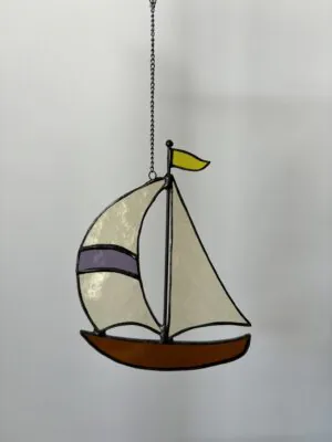 Glas in lood hanger: een zeilboot.