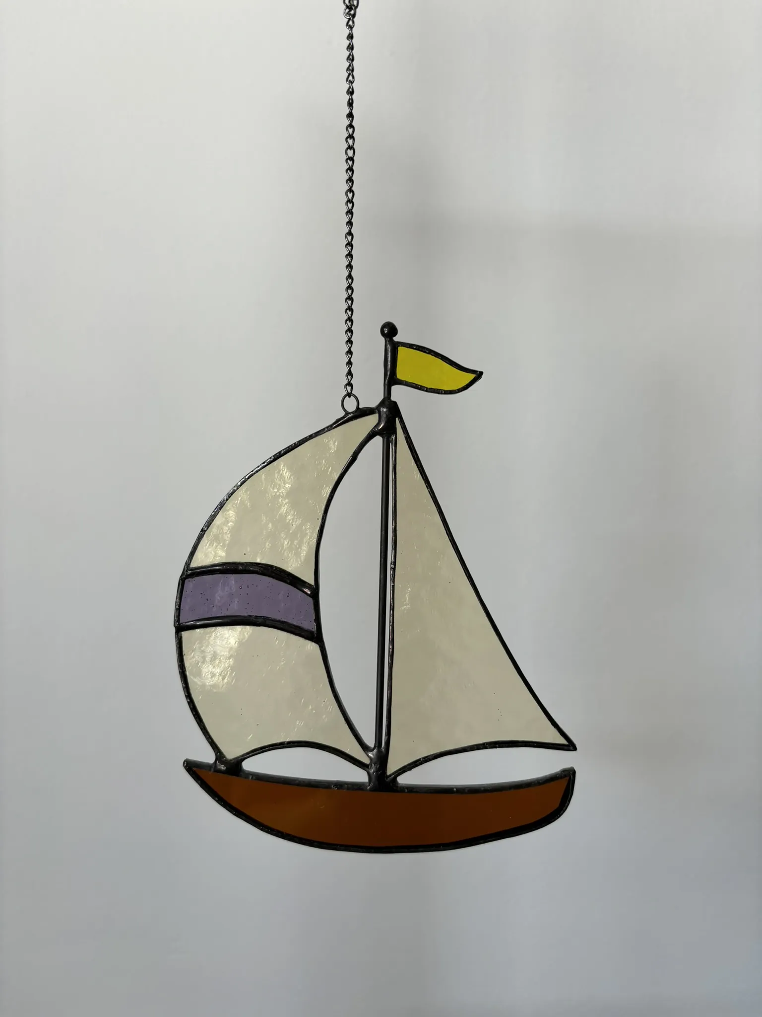 Glas in lood hanger: een zeilboot.