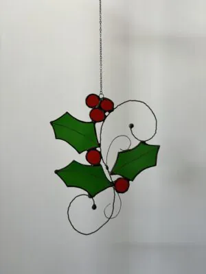 Glas in lood hanger: hulstblaadjes met besjes aan een hanger