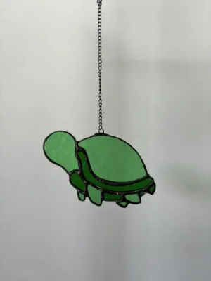 Glas in lood hanger: een schildpadje.