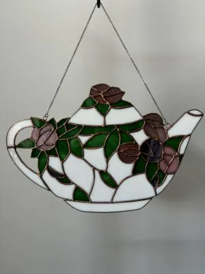 Glas in lood hanger: witte theepot met roze en paarse bloemen.