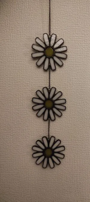 Glas in lood hanger: 3 madeliefjes aan een hanger.