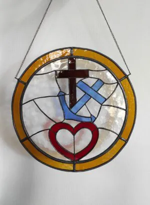 Combinatie van glas in lood hanger en tiffany glaskunst: een raampje met daarin geloof-hoop-liefde verwerkt.