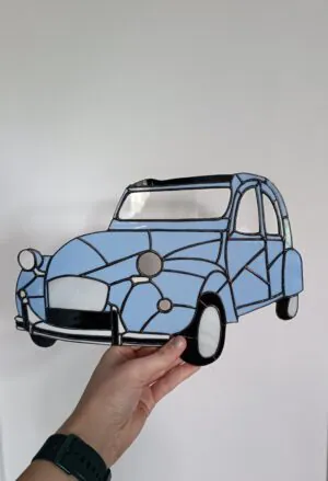 Glas in lood hanger op maat: een licht blauwe auto, het lelijke eendje.