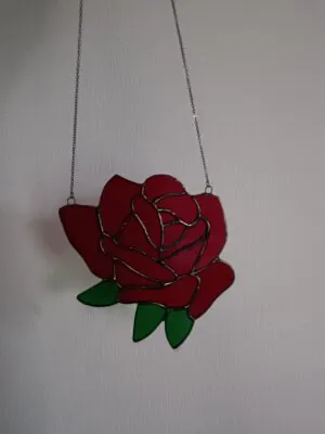 Glas in lood hanger: een rode roos