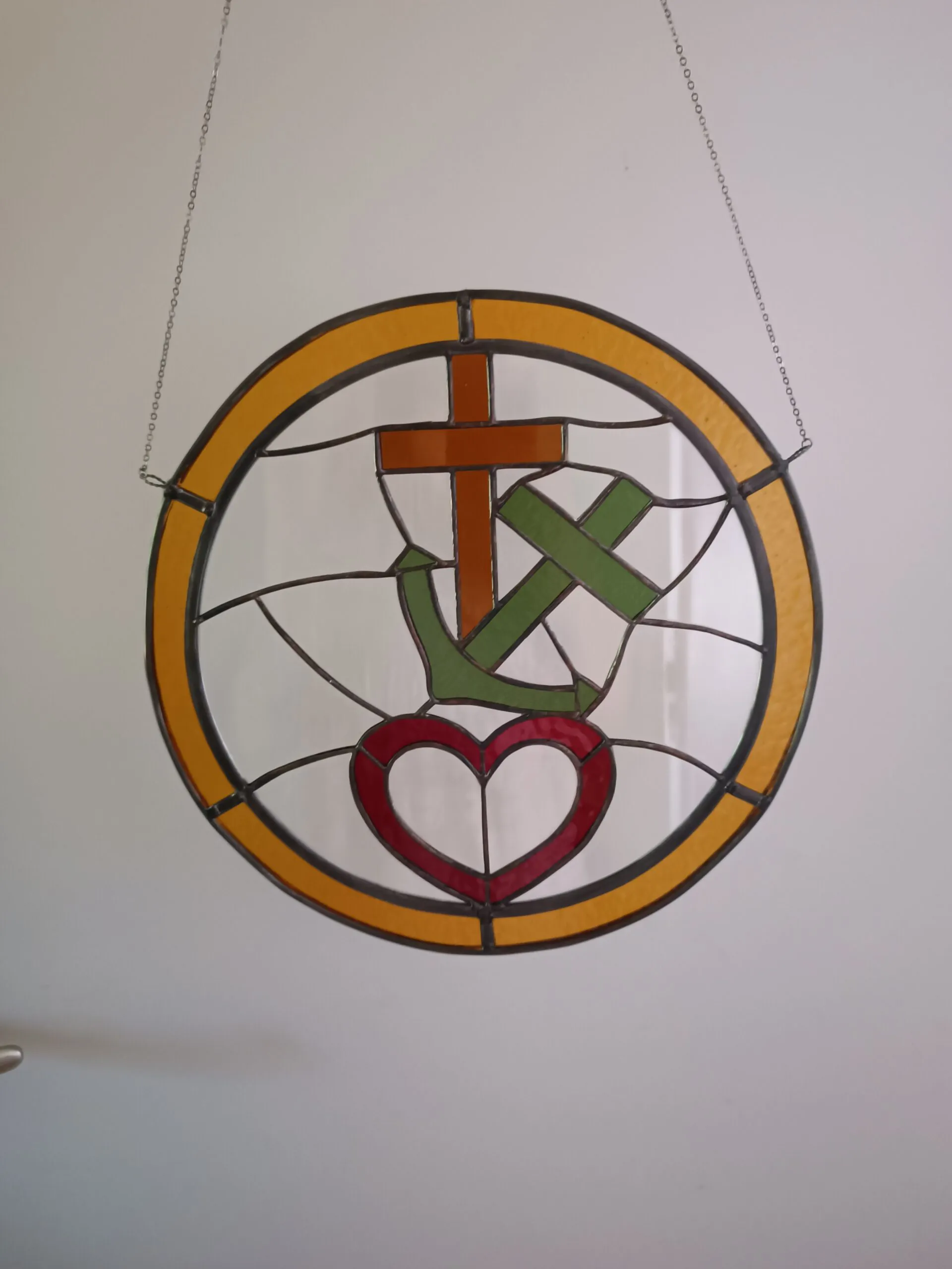 Combinatie van glas in lood hanger en tiffany glaskunst: een raampje met daarin geloof-hoop-liefde verwerkt.