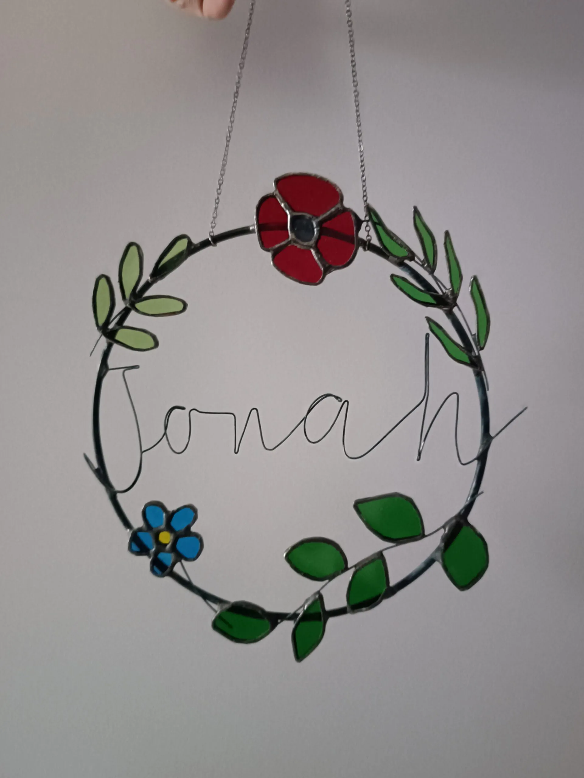 Tiffany glas in lood glaskunst naam hanger: ring met de naam Jonah, met bloemen en blaadjes.