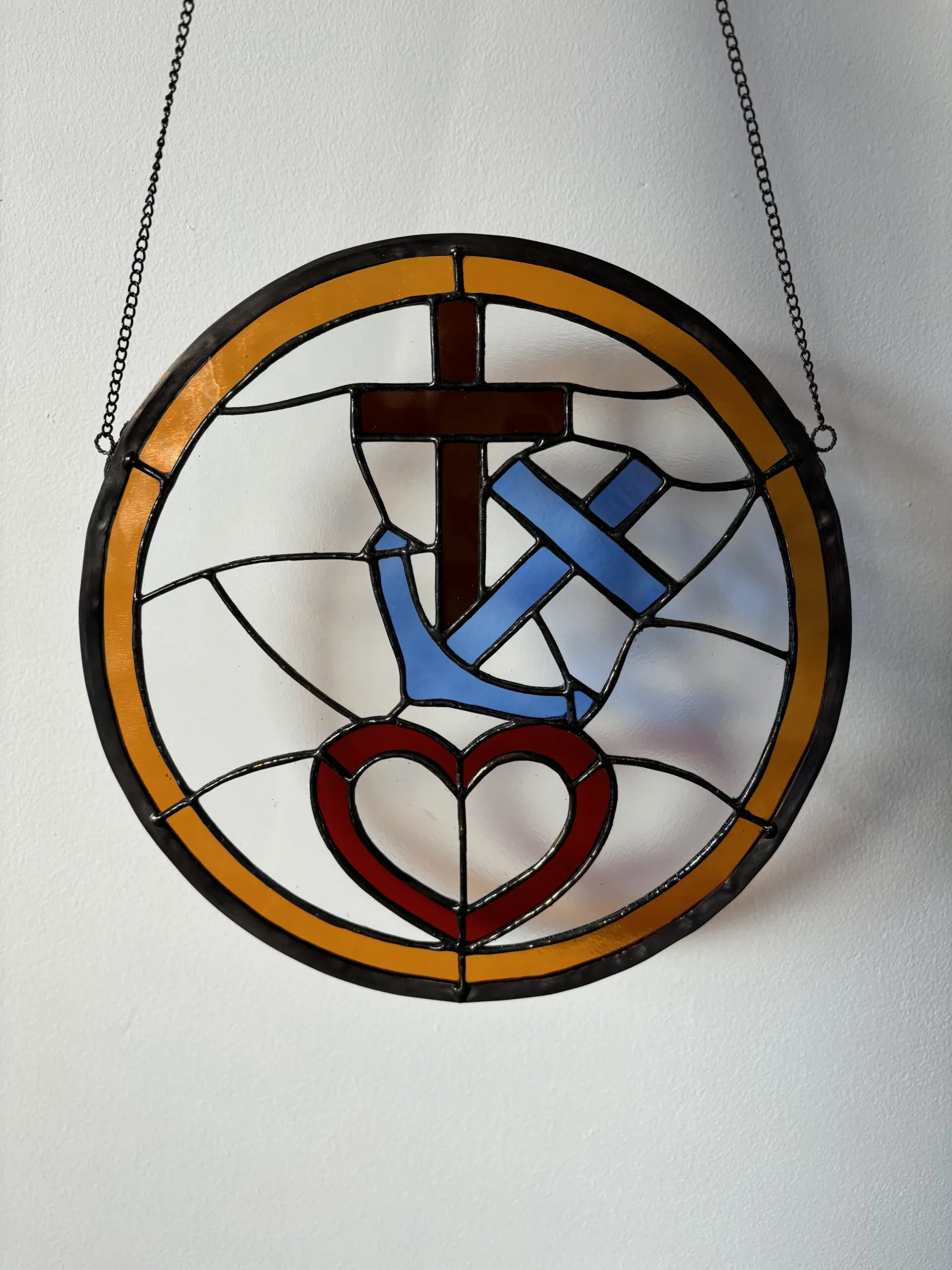 Combinatie van glas in lood hanger en tiffany glaskunst: een raampje met daarin geloof-hoop-liefde verwerkt.