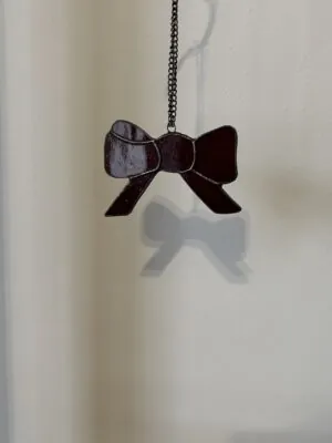 Glas in lood hanger: een rood strikje om op te hangen.