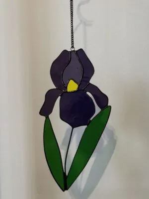 Glas in lood hanger: een paarse iris met licht groene bladeren.