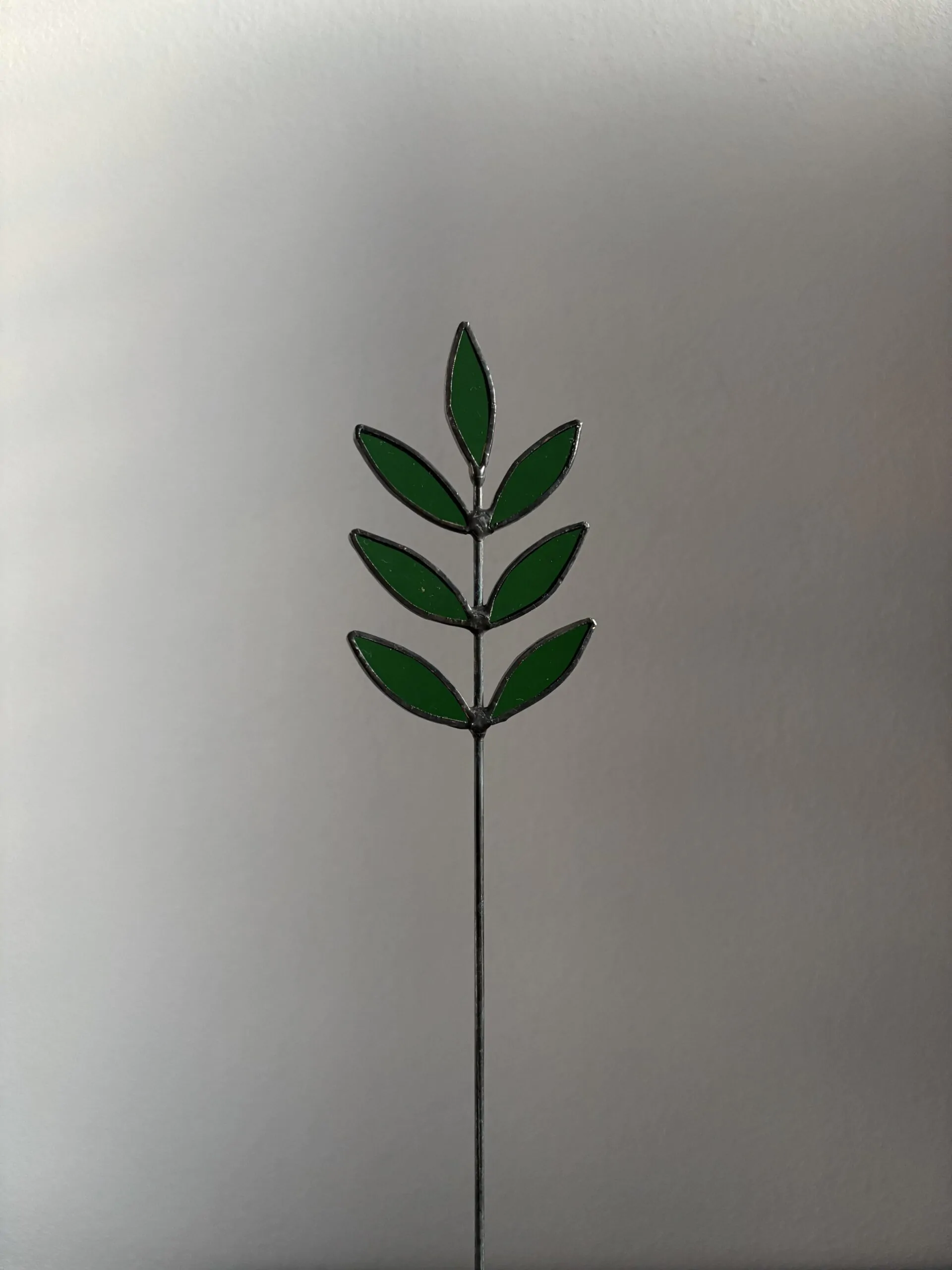 Tiffany glaskunst: tak met 7 blaadjes op een steel.