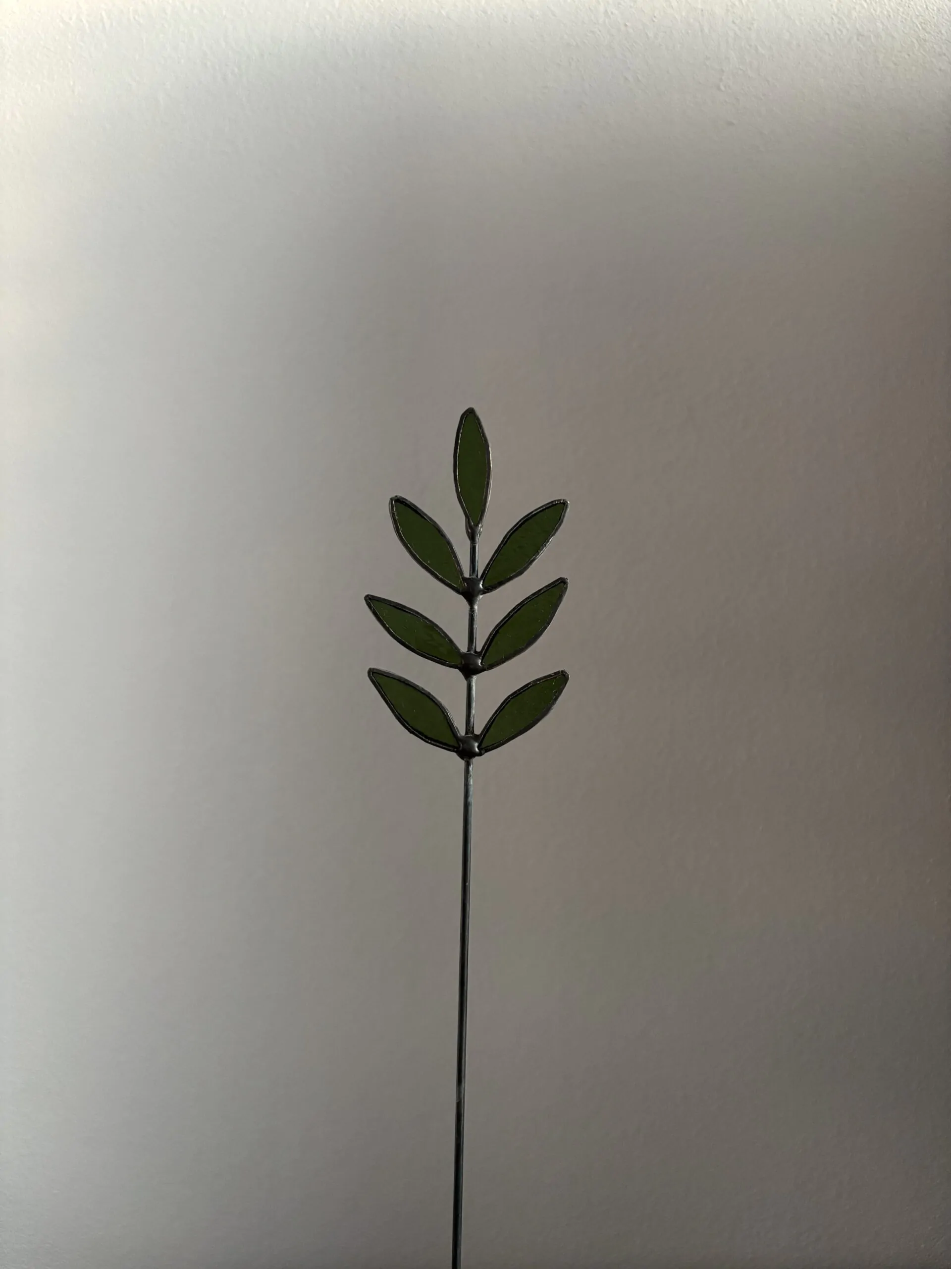 Tiffany glaskunst: tak met 7 blaadjes op een steel.