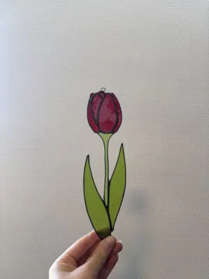 Glas in lood hanger: een rode tulp met 2 groene blaadjes.