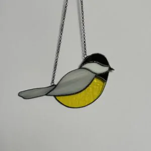 Glas in lood hanger: een koolmees gemaakt met Tiffany en transparant glas.