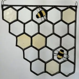Glas in lood hanger: glas in lood honingraat met daarop 2 Tiffany bijtjes.
