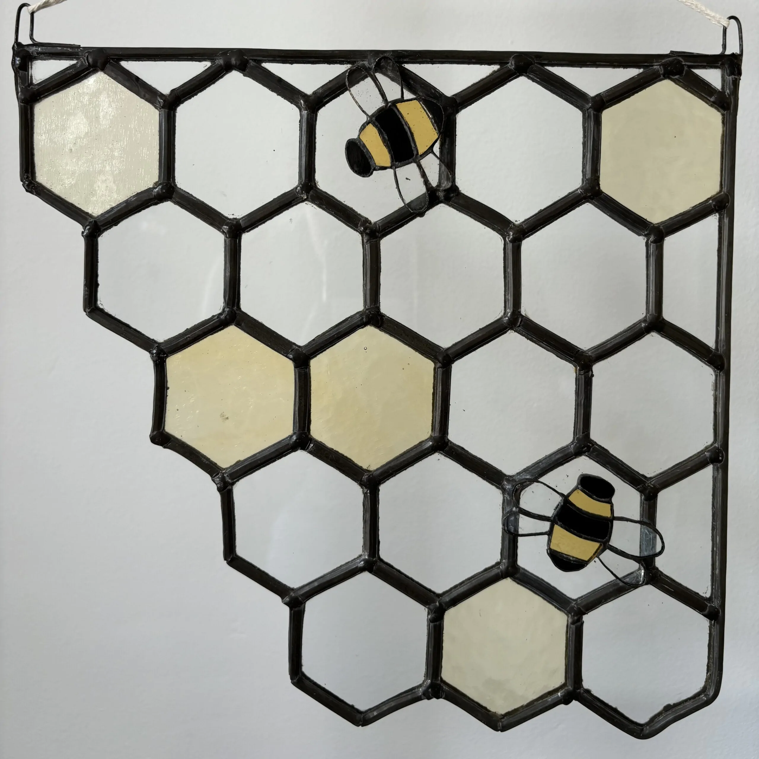 Glas in lood hanger: glas in lood honingraat met daarop 2 Tiffany bijtjes.