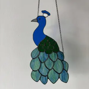 Glas in lood hanger: een pauw gemaakt met Tiffany en transparant glas.