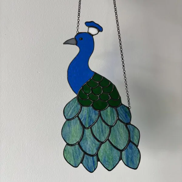 Glas in lood hanger: een pauw gemaakt met Tiffany en transparant glas.