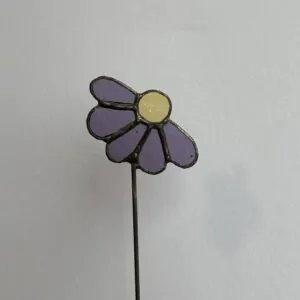 Tiffany glaskunst: een paarse halve bloem met 5 blaadjes op een steel.