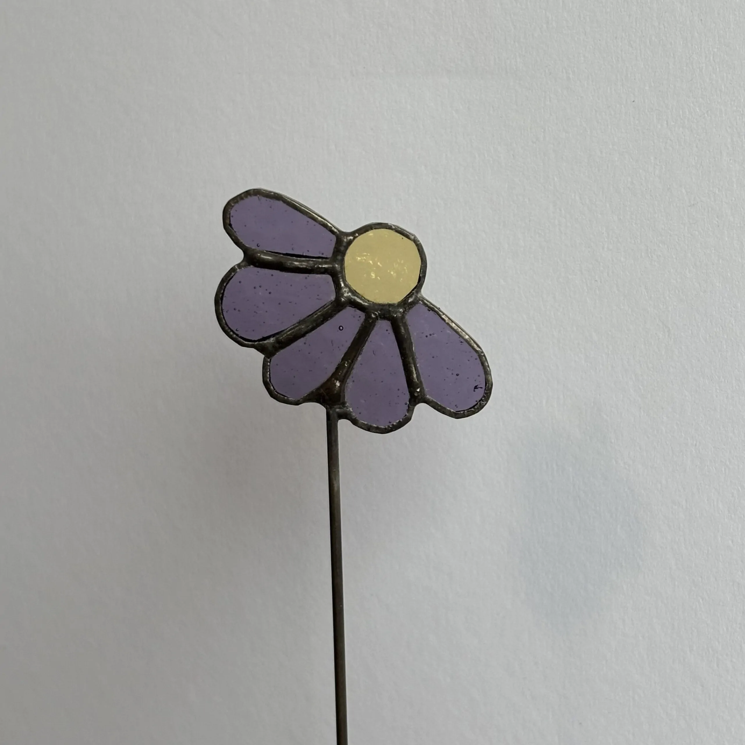 Tiffany glaskunst: een paarse halve bloem met 5 blaadjes op een steel.