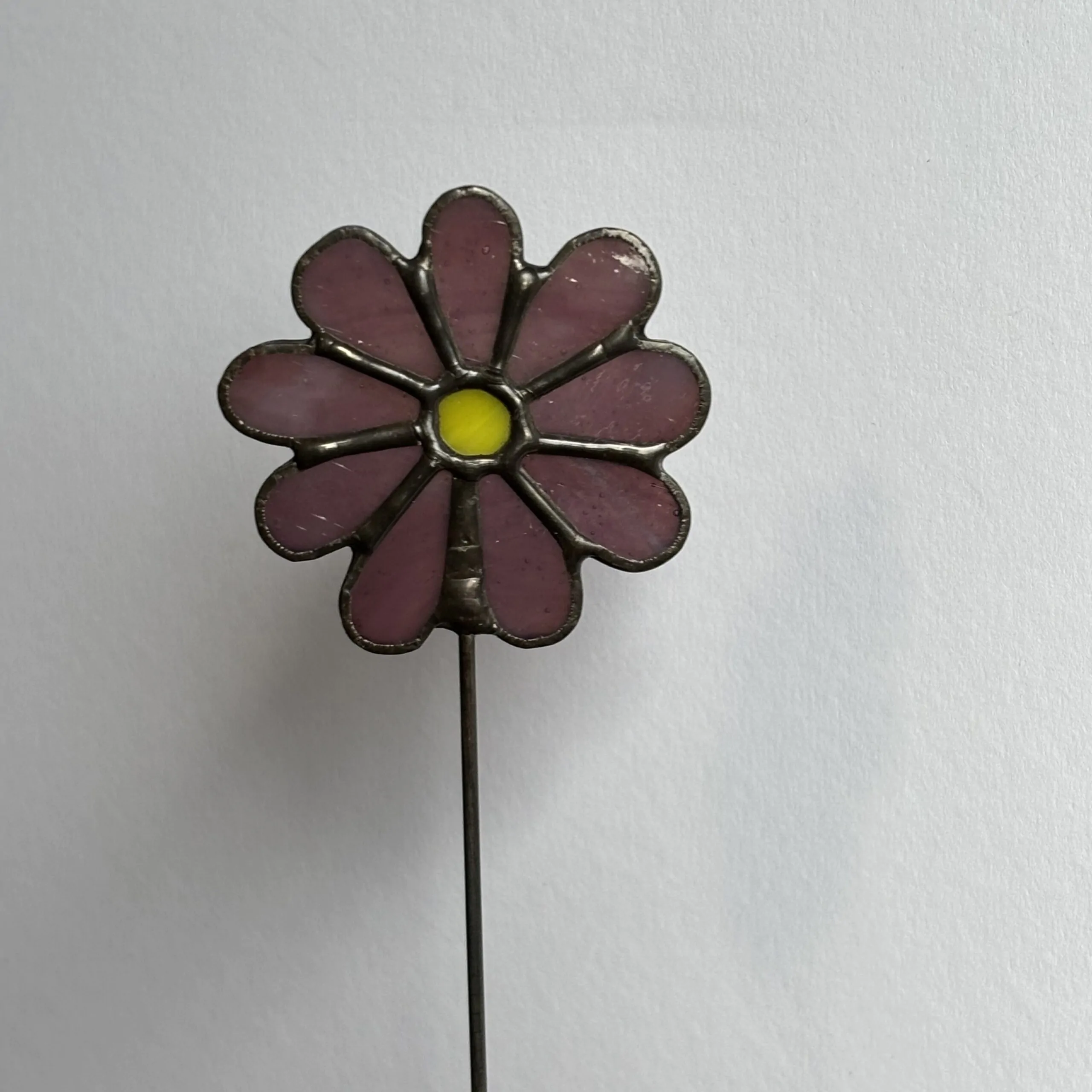 Tiffany glaskunst: een paarse 9-bloemblad op een steel.