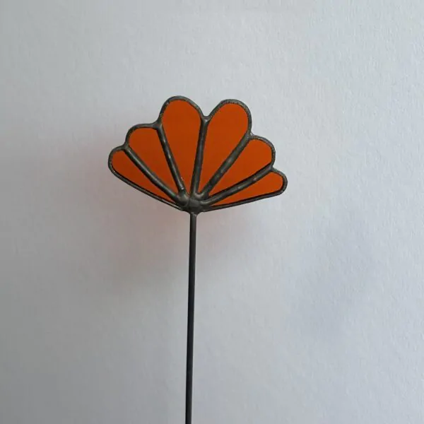 Tiffany glaskunst: een oranje bloem, bestaande uit 6-bloembladeren op een steel.