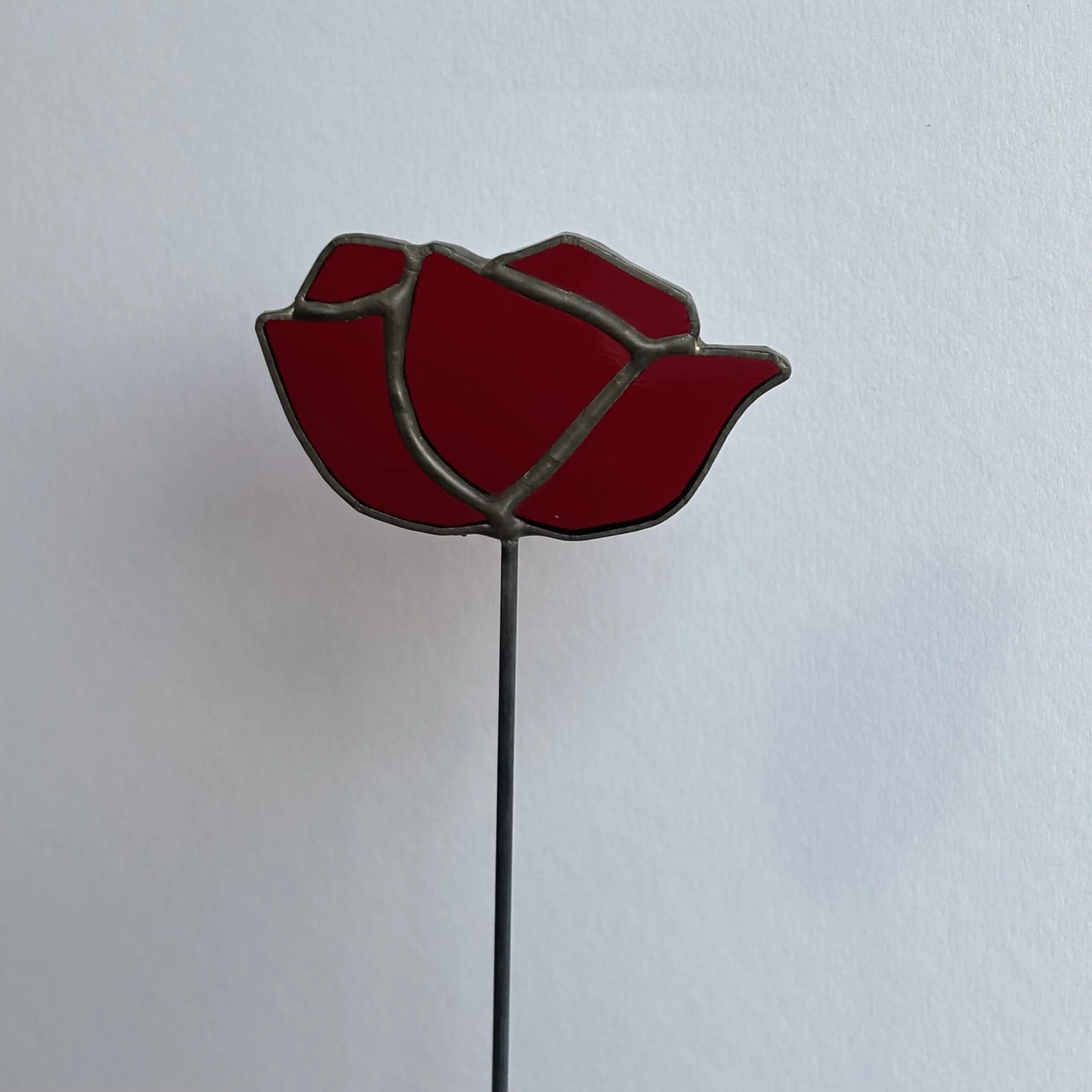 Tiffany glaskunst: rode klaproos op een steel.