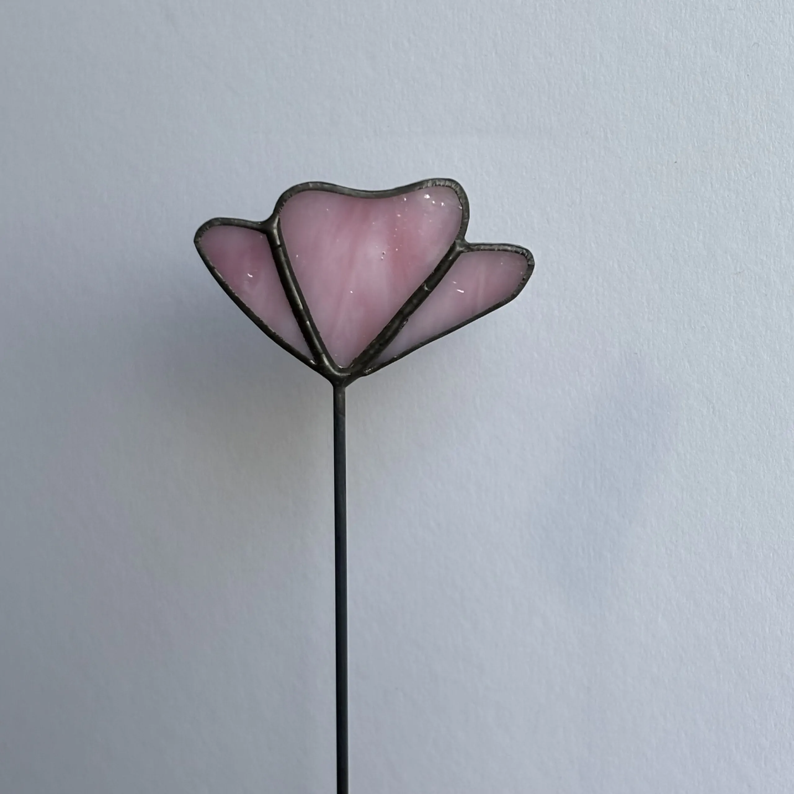 Tiffany glaskunst: een roze bloem op een steeltje met 3 bloemblaadjes.