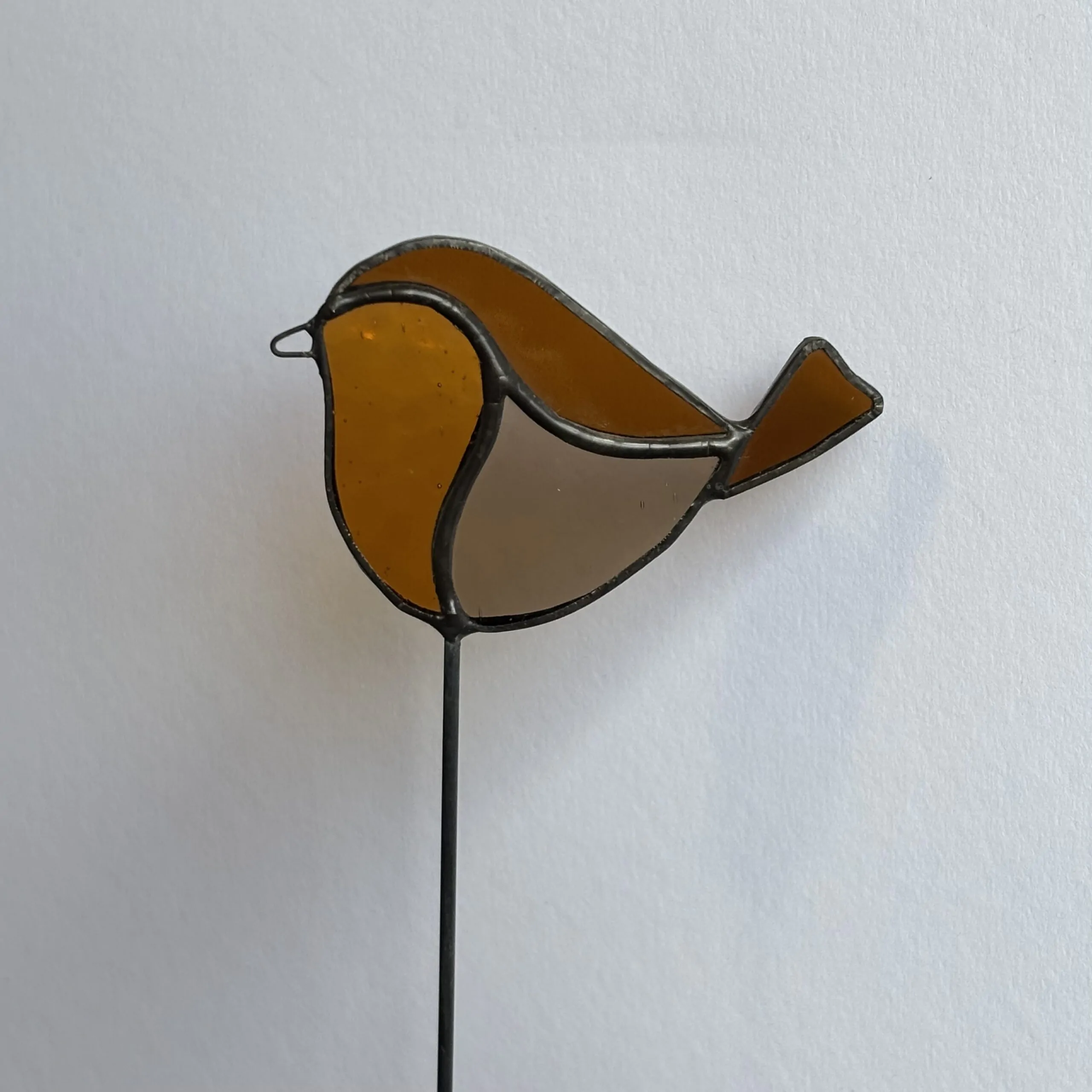 Tiffany glaskunst: een roodborstje op een steel.