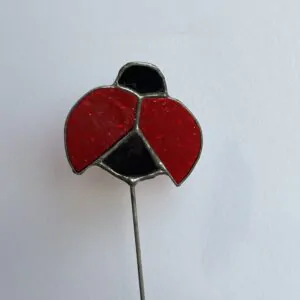 Tiffany glaskunst: rood met zwart lieveheersbeestje op een steel.