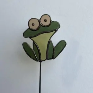 Tiffany glaskunst: een groene kikker op een steel.