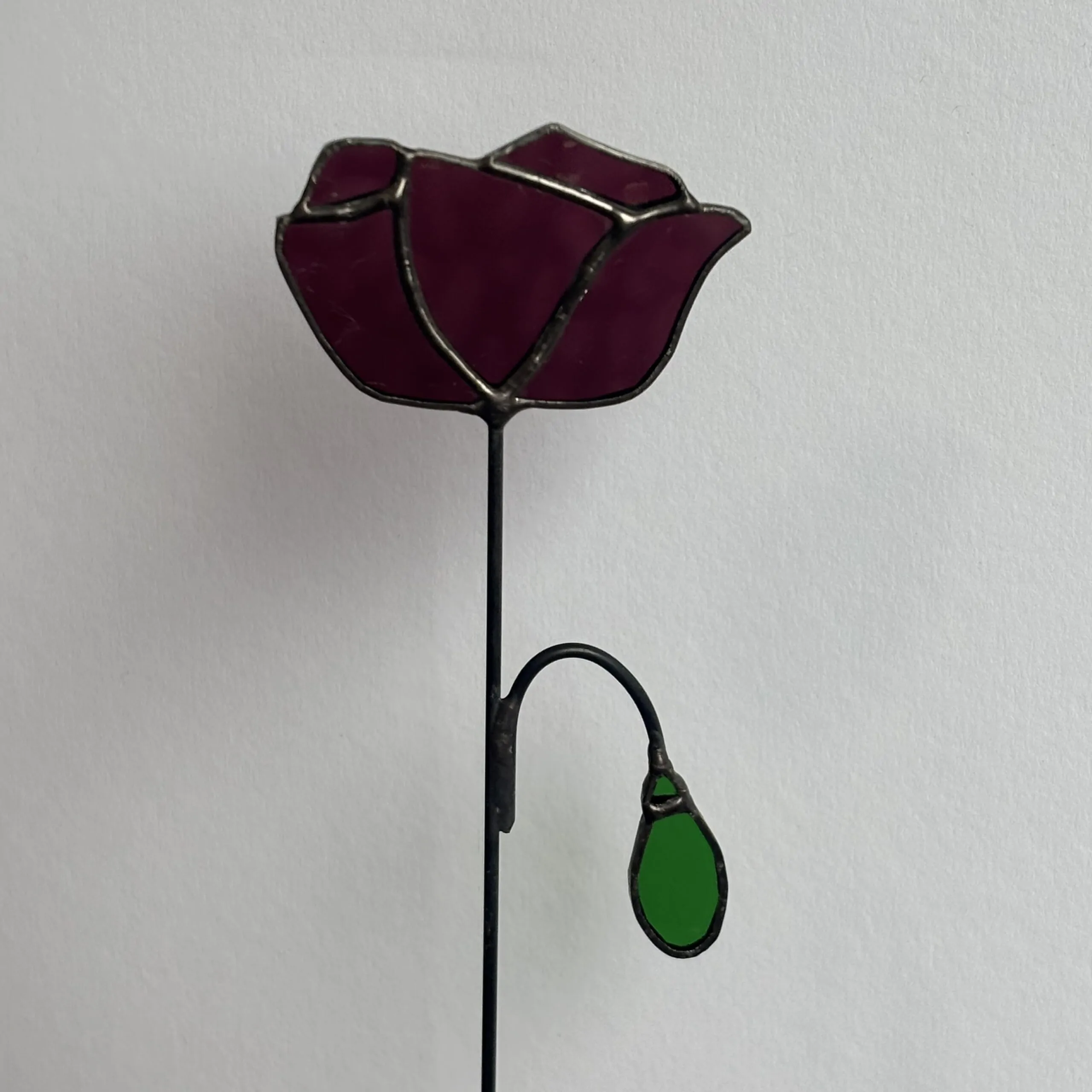 Tiffany glaskunst: klaproos op een steeltje, met dicht knopje.