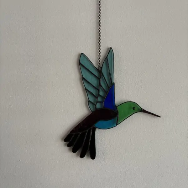 Glas in lood hanger: een kolibrie met de kleuren groen, blauw en magenta.