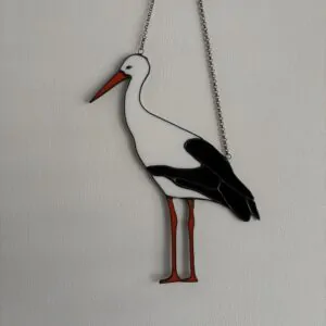 Glas in lood hanger: een ooievaar gemaakt met wit, zwart en oranje Tiffany glas.