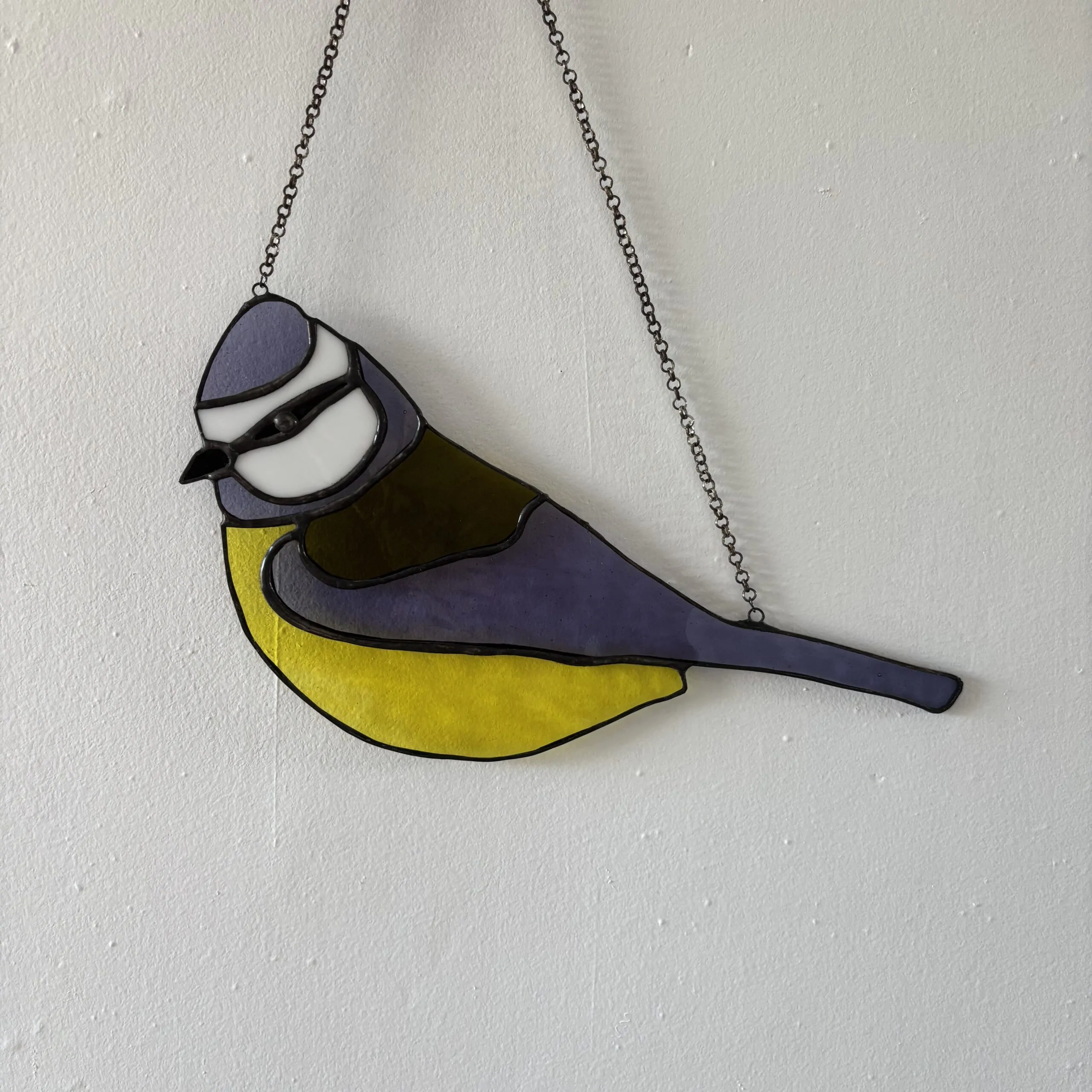 Glas in lood hanger: een pimpelmees gemaakt met Tiffany en transparant glas.