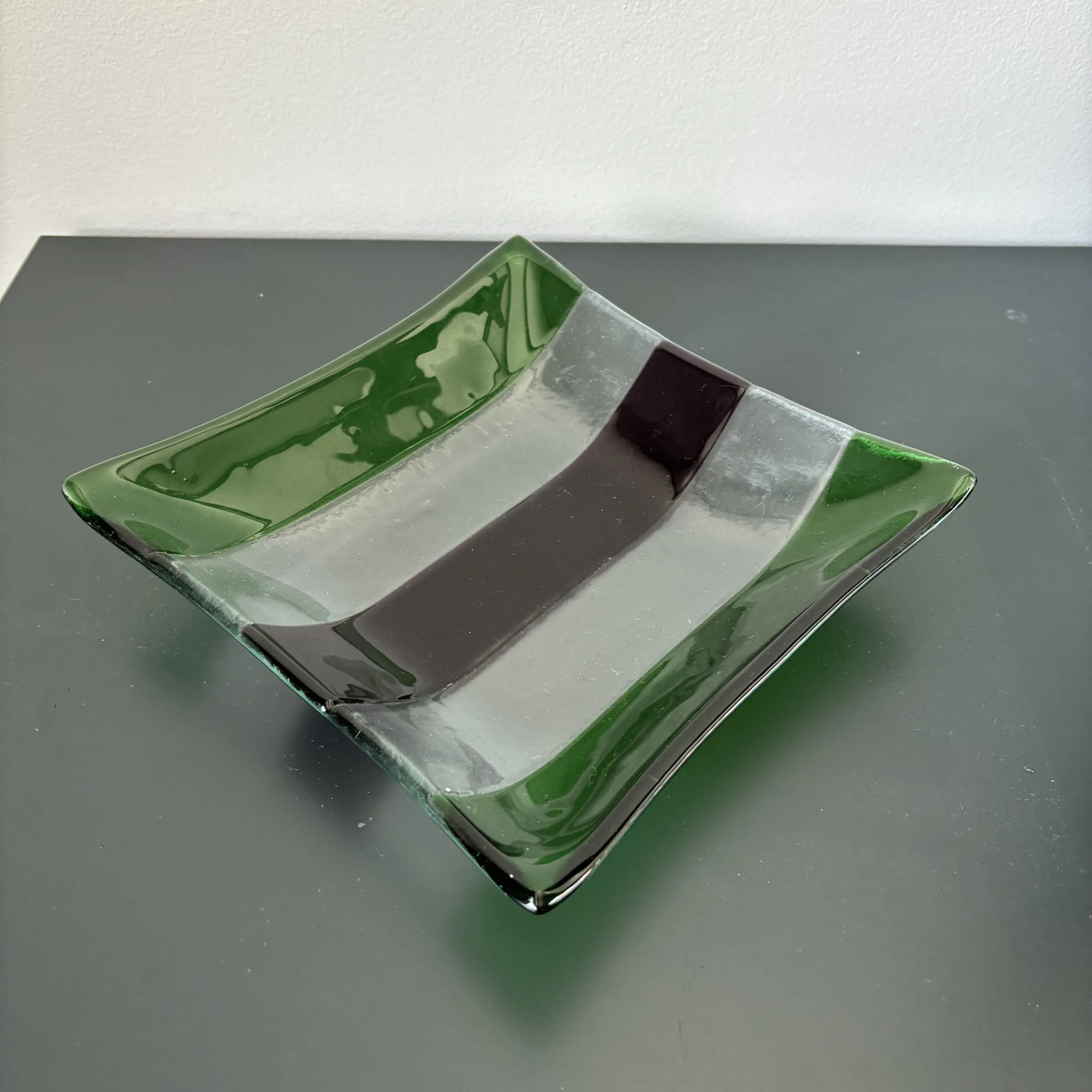 Glaskunst met de techniek fusen: een schaal gemaakt door middel van glas fusen.
