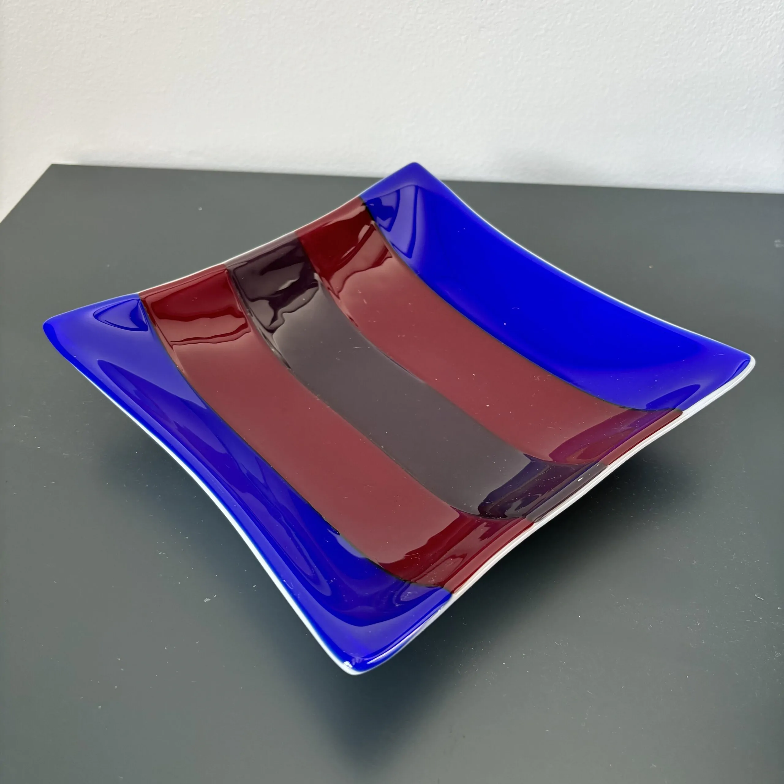 Glaskunst met de techniek fusen: een schaal gemaakt door middel van glas fusen.