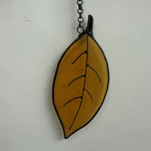 Glas in lood hanger: een gele beukenblad als hanger