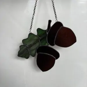 Glas in lood hanger: een hanger met 2 eikels en een blad